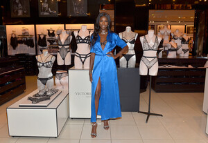 lingerie-fall-2019-leomie-luxe-los-angeles-store-event-victorias-secret-hi-res.jpg