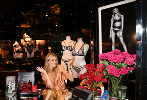 lingerie-fall-2019-martha-luxe-las-vegas-store-event-8-victorias-secret-hi-res.jpg