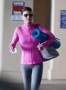 lori-loughlin-heading-to-a-yoga-class-in-la-08-16-2019-1.thumb.jpg.214d75c2924d9358a8cc04d7d8b9c532.jpg