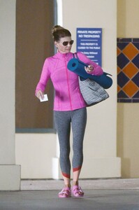 lori-loughlin-heading-to-a-yoga-class-in-la-08-16-2019-2.thumb.jpg.f9fddb7baa55765cabef4044394e114a.jpg