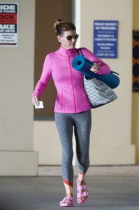 lori-loughlin-heading-to-a-yoga-class-in-la-08-16-2019-3.jpg