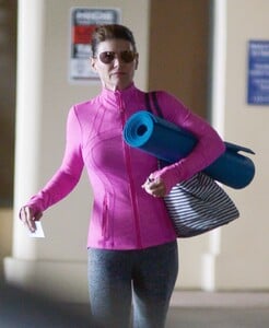 lori-loughlin-heading-to-a-yoga-class-in-la-08-16-2019-4.jpg