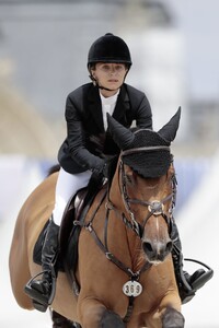 mary-kate-olsen-the-international-jumping-of-the-longines-global-champions-tour-in-paris-july-2019-10.jpg