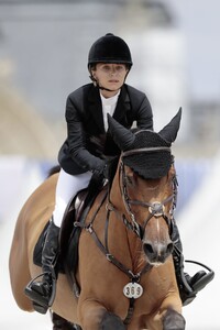 mary-kate-olsen-the-international-jumping-of-the-longines-global-champions-tour-in-paris-july-2019-10.jpg