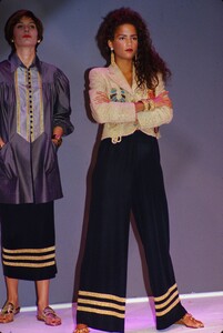 moschino.thumb.jpg.729ff70276635474682aa583f2d87767.jpg