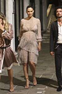 pregnant-bar-refaeli-out-in-venice-08-29-2019-3.jpg