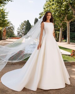 pronovias_65841382_1388651597940331_4997704168207480671_n.jpg