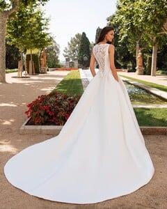 pronovias_66110213_1143784755822278_1139405657177098228_n.jpg