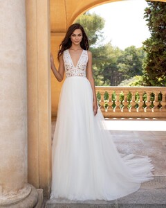 pronovias_66409531_2333995006916553_6016677302114424163_n.jpg