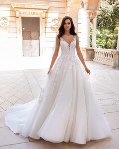 pronovias_66450150_513963486015625_2826895063490336054_n.jpg