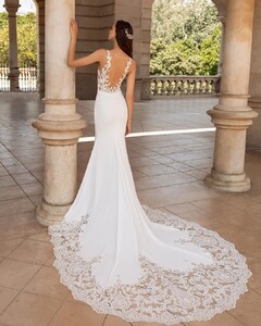 pronovias_66609736_677491506066699_7154534701006896039_n.jpg