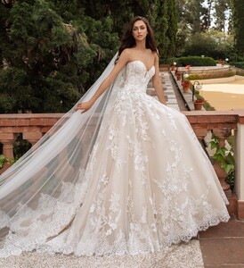 pronovias_67478532_160385035092249_5571280359844265489_n.jpg