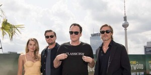 quentin-tarantino-ist-mit-margot-robbie-leonardo-dicaprio-und-brad-pitt-nach-berlin-gekommen-foto-jorg-carstensen.jpg