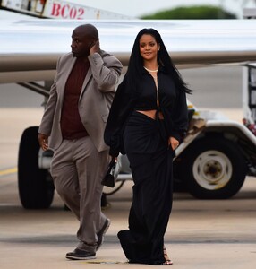 rihanna-arrives-in-barbados-for-the-crop-over-festival-08-04-2019-10.jpg