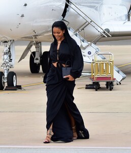 rihanna-arrives-in-barbados-for-the-crop-over-festival-08-04-2019-11.jpg