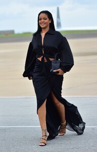 rihanna-arrives-in-barbados-for-the-crop-over-festival-08-04-2019-12.jpg