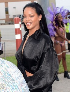 rihanna-arrives-in-barbados-for-the-crop-over-festival-08-04-2019-3.jpg