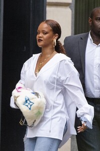 rihanna-street-style-07-26-2019-0.jpg