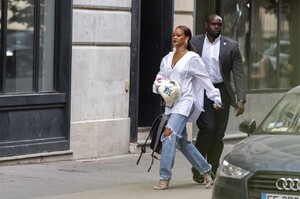 rihanna-street-style-07-26-2019-2.jpg