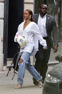 rihanna-street-style-07-26-2019-3.jpg