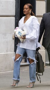 rihanna-street-style-07-26-2019-4.jpg