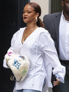 rihanna-street-style-07-26-2019-5.jpg