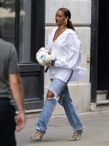 rihanna-street-style-07-26-2019-6.jpg