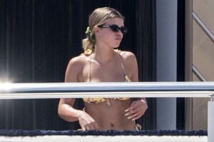 sofia-richie-in-a-bikini-on-holiday-in-positano-08-08-2019-1.jpg
