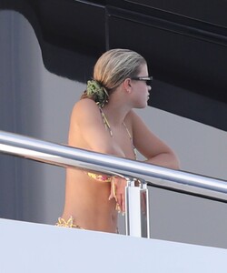 sofia-richie-in-a-bikini-on-holiday-in-positano-08-08-2019-10.jpg