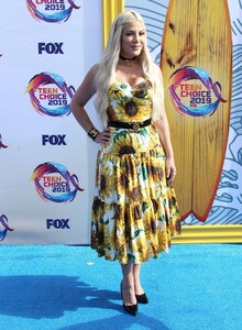 tori-spelling-fox-s-teen-choice-awards-2019-0.jpg