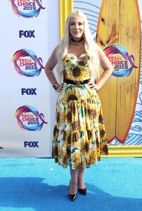 tori-spelling-fox-s-teen-choice-awards-2019-3.jpg