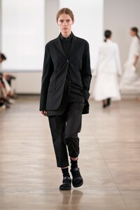 00002-THE-ROW-SS20-Ready-To-Wear.thumb.jpg.f1a3ad107662bb831a6d457b4c98dbde.jpg