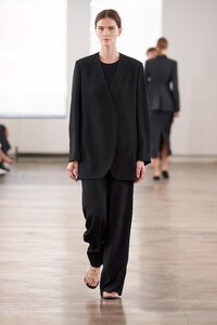 00040-THE-ROW-SS20-Ready-To-Wear.thumb.jpg.bbd94406b7981d4b0fe6be9fbed266a0.jpg
