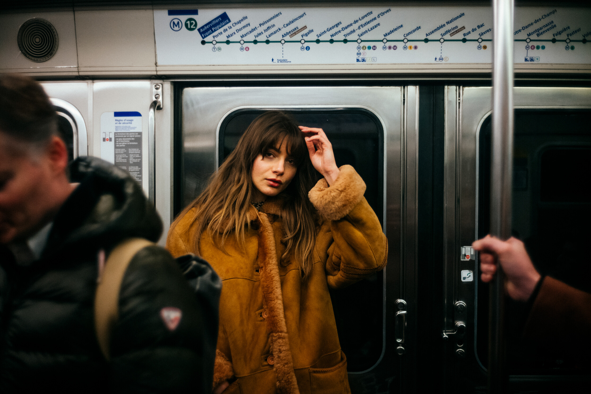Девушка в поезде метро