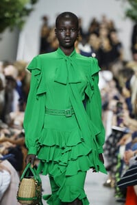 1002831070_MichaelKorsCollectionSpring2020RunwaydcXvu4q8G0tx.thumb.jpg.0e8795d1eaa7c22d4150511a628f753d.jpg