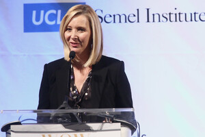 Lisa+Kudrow+UCLA+WOW+Wonder+Women+Summit+EkdFbElN_Ghx.jpg