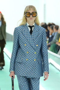 1009234505_GucciRunwayMilanFashionWeekSpringSummerUcsByaShVUqx.thumb.jpg.1838392f96747da60f07760bd0714d2c.jpg