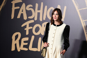 Alexa+Chung+Red+Carpet+Arrivals+Fashion+Relief+oSAFMCiGfXjx.jpg