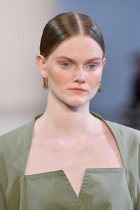 1012671478_BevzaRunwaySeptember2019NewYorkFashionYT4onbjMHG2x.thumb.jpg.1c3672c3c79666969ef3363df3b66dd0.jpg