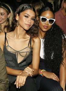 Zendaya+Coleman+Vera+Wang+Front+Row+September+LwotJM3a4Svx.jpg