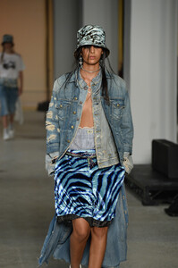 1027226824_R13RunwaySeptember2019NewYorkFashionWk7EkWnV0DLx.thumb.jpg.963e319825a67ee0a0d102eeaaa9734b.jpg