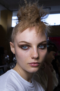 1044051637_TomFordSpring2020BackstageLfsyv1JEVw4x.thumb.jpg.b2cb4a661698817e409c1cb24c86fd82.jpg