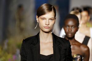 1054807620_JasonWuCollectionRunwaySeptember2019UDlkLojCoFex.thumb.jpg.31f5388489c503790dbd7e3bbb2685cd.jpg