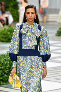 1057011371_ToryBurchNYFWSS20Runway96Oky28voj1x.thumb.jpg.842b9990a1f7439621840d23328ee0f7.jpg