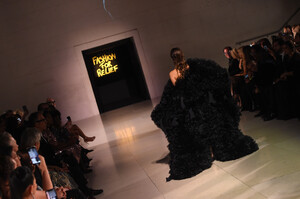 Isabeli+Fontana+Runway+Fashion+Relief+London+WEeo7PNwovxx.jpg