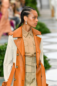 1064762509_ToryBurchNYFWSS20RunwayiSXjNakQLoAx.thumb.jpg.96d94dd8391b86bbfd724a5e1743929b.jpg