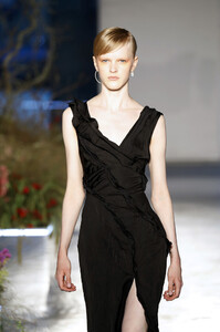 1065072081_JasonWuCollectionRunwaySeptember2019mNqooSce0RUx.thumb.jpg.83505f95092b10a0de4b948fcdcb2ea6.jpg