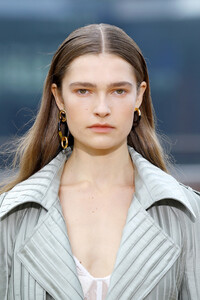 1072148785_JonathanSimkhaiRunwaySeptember2019NewWbTie9ZlprNx.thumb.jpg.b080d11854fe15b4514a75f2c49d031e.jpg