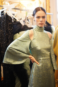 Coco+Rocha+Christian+Siriano+Backstage+Paris+sC61w_1pxglx.jpg