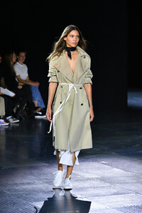 1089958990_RagBoneRunwaySeptember2019NewYorkFashionttEORVdkAHWx.thumb.jpg.091313c3071128948f8e6e20d4b9a53e.jpg